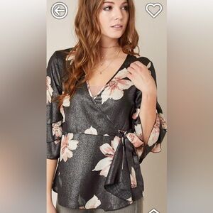 Gimmicks by BKE Size small floral top